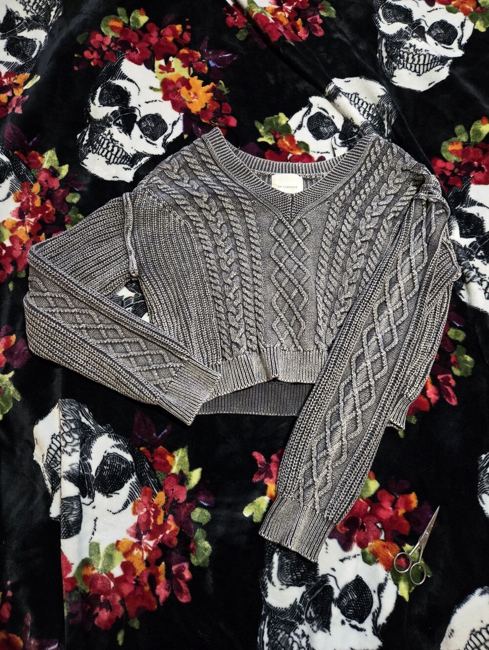 Women’s Cable Knit V-Neck Sweater - Gray -